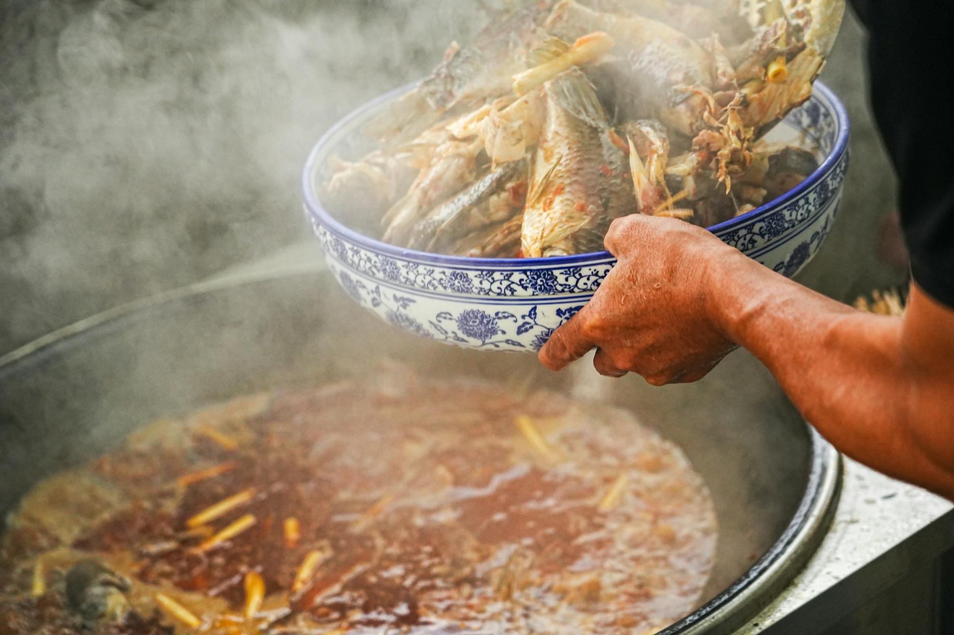 Chiński parujący kociołek Chongqing z owocami morza i przyprawami