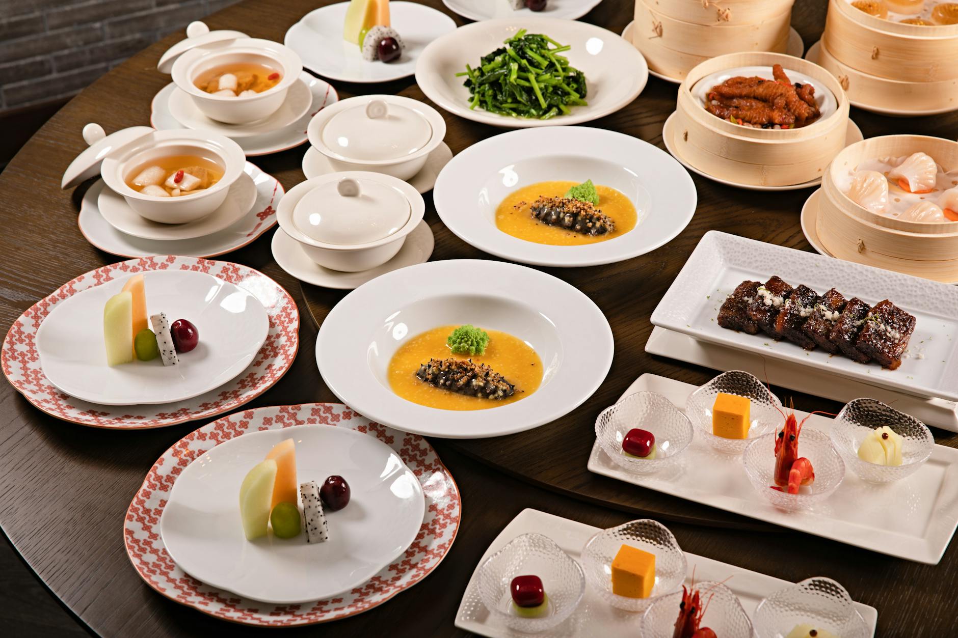 Chińskie dania: dim sum, zupy i desery na elegancko nakrytym stole