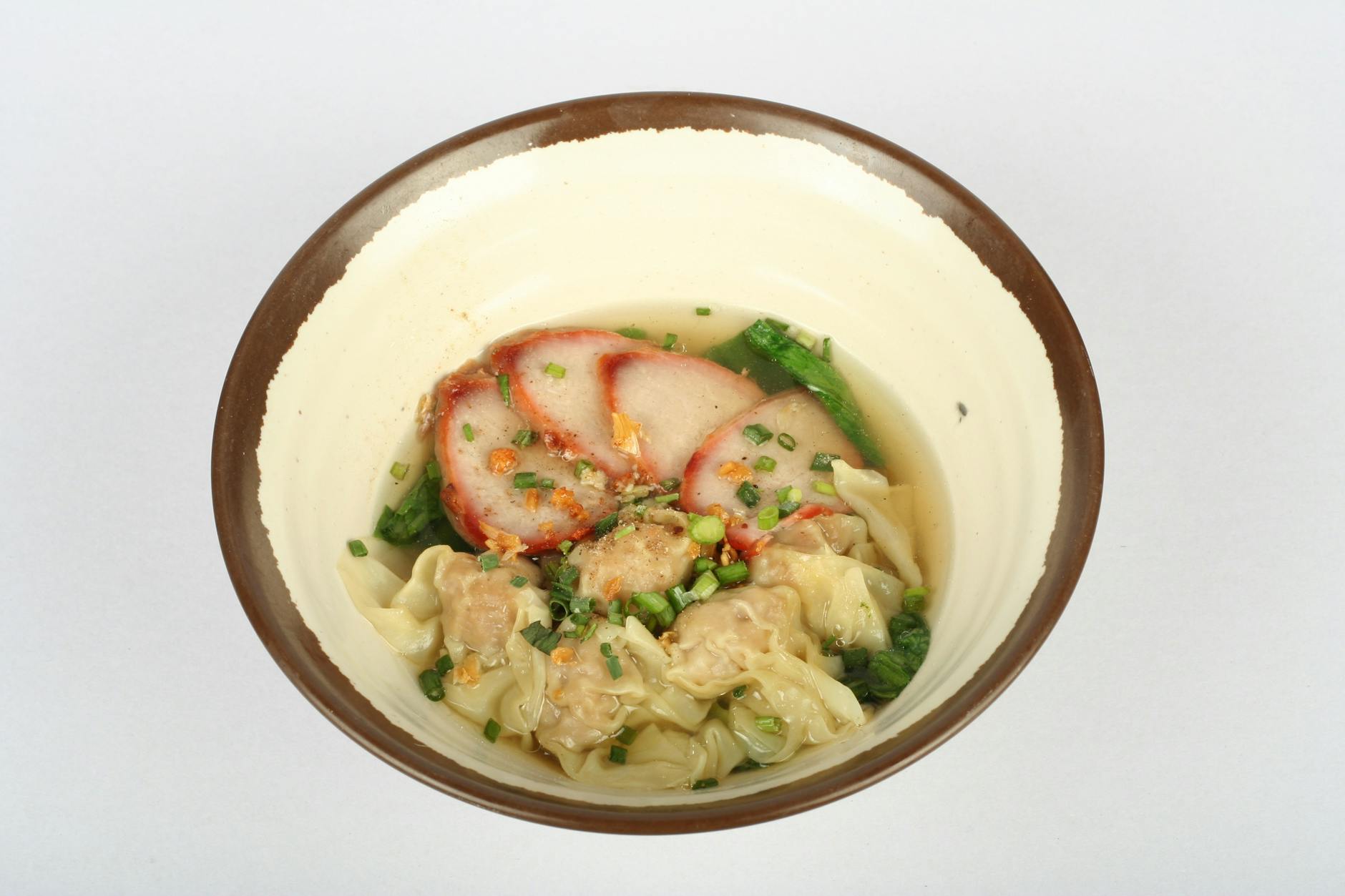 Miska zupy wonton z makaronem pszennym, wieprzowiną i zieleniną