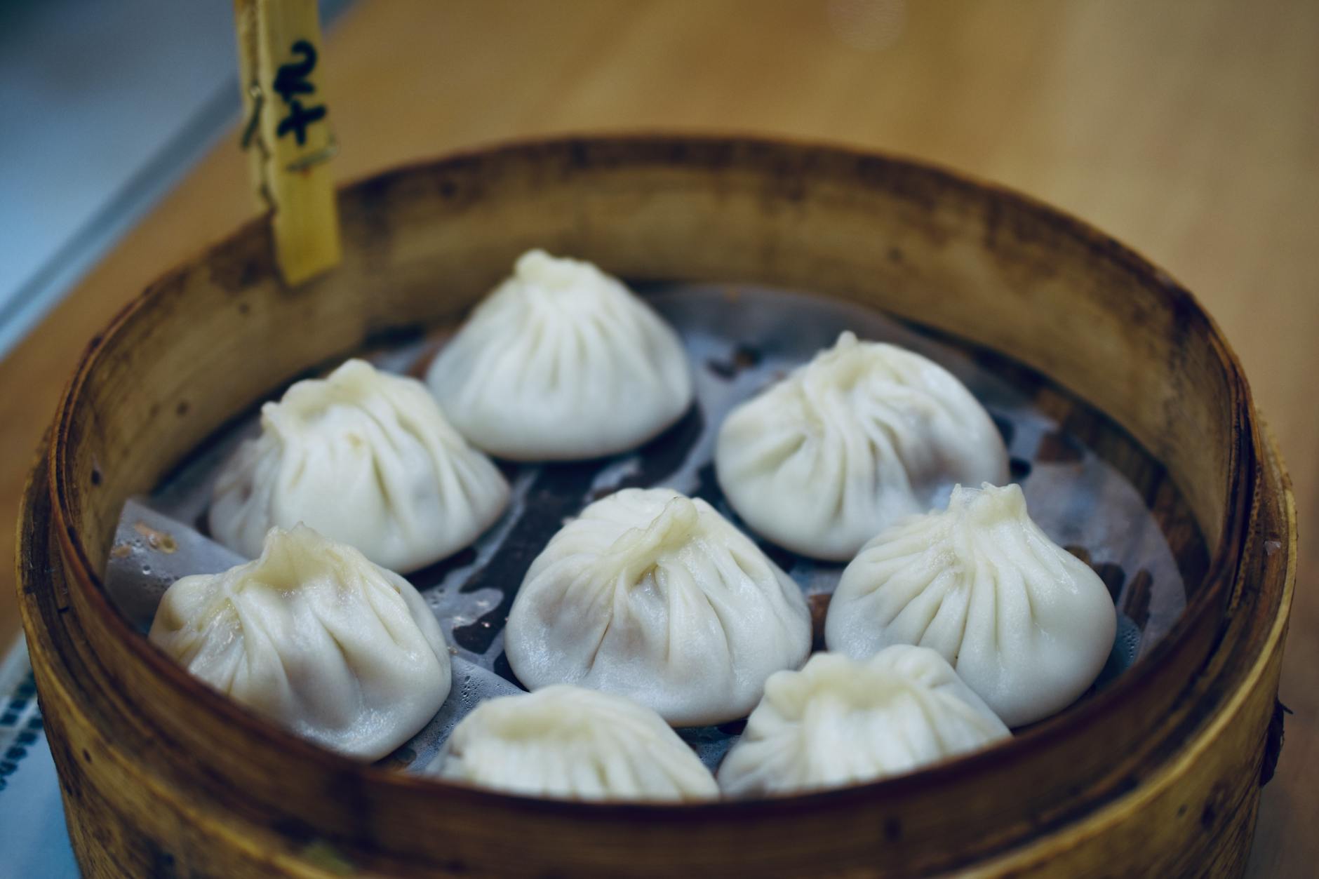 Xiao long bao w bambusowym parowniku z bliska