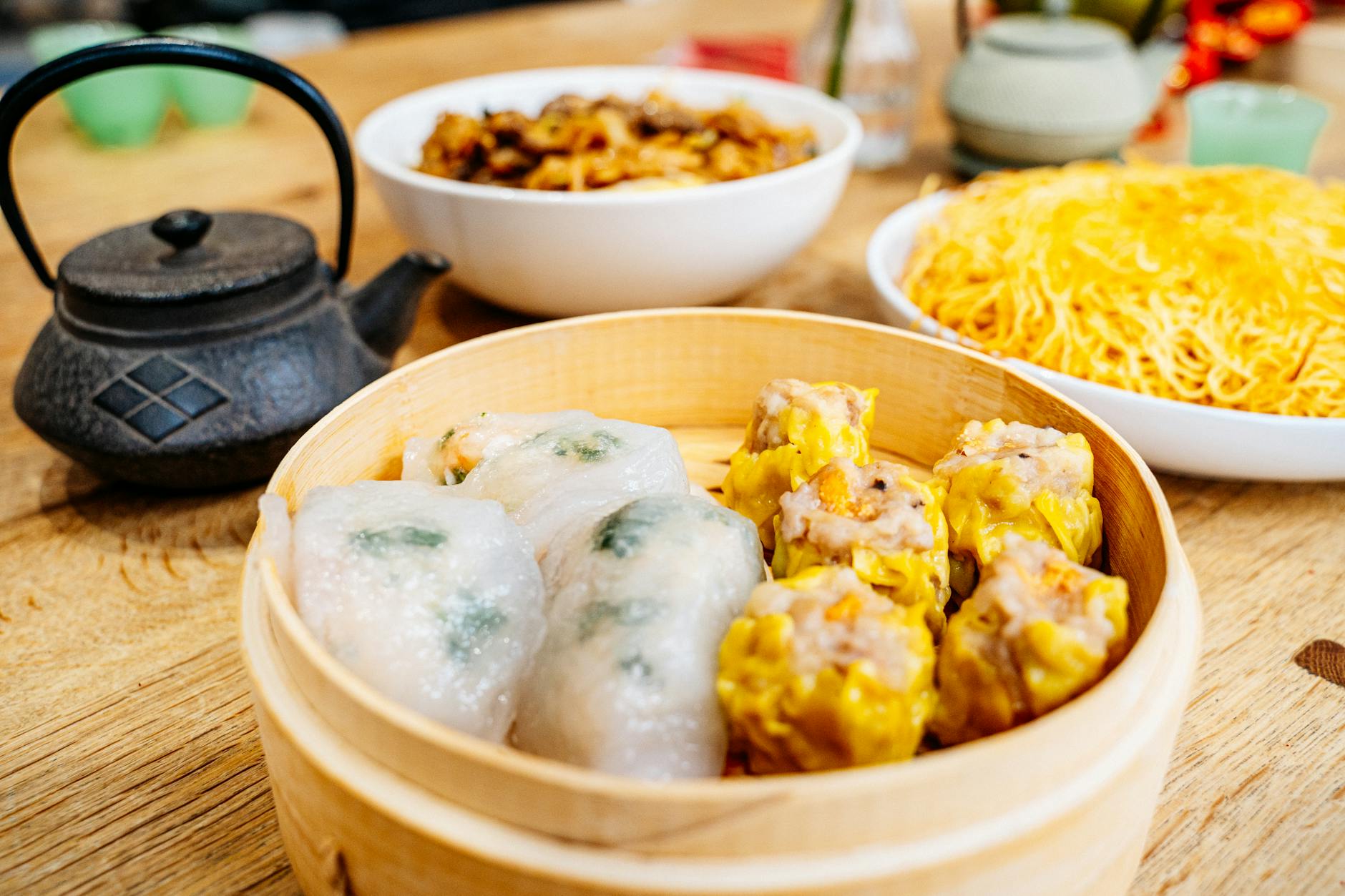 Zestaw kantońskich dim sum z tradycyjnym chińskim czajniczkiem na stole