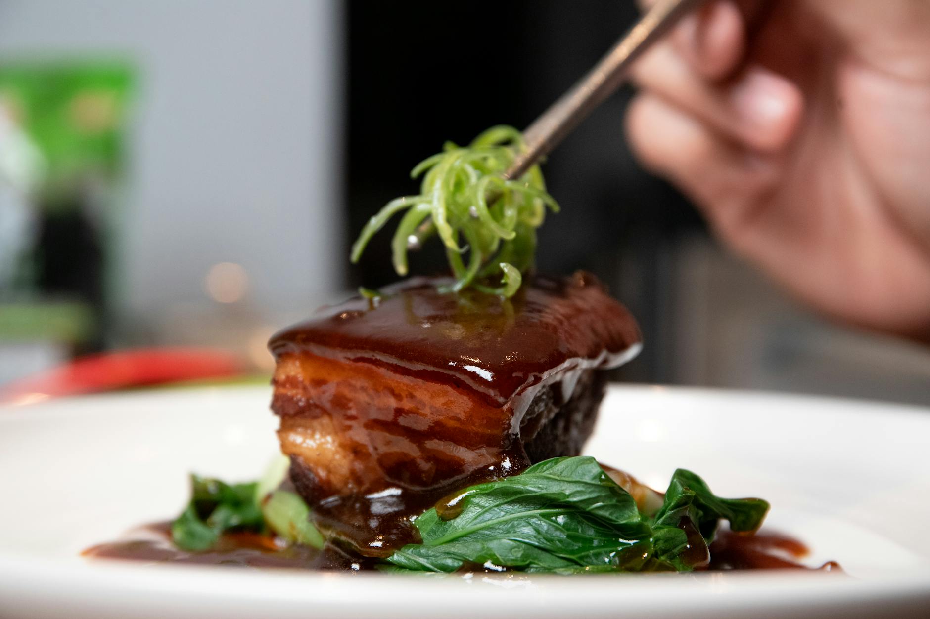 Duszona wieprzowina w sosie z warzywami na talerzu