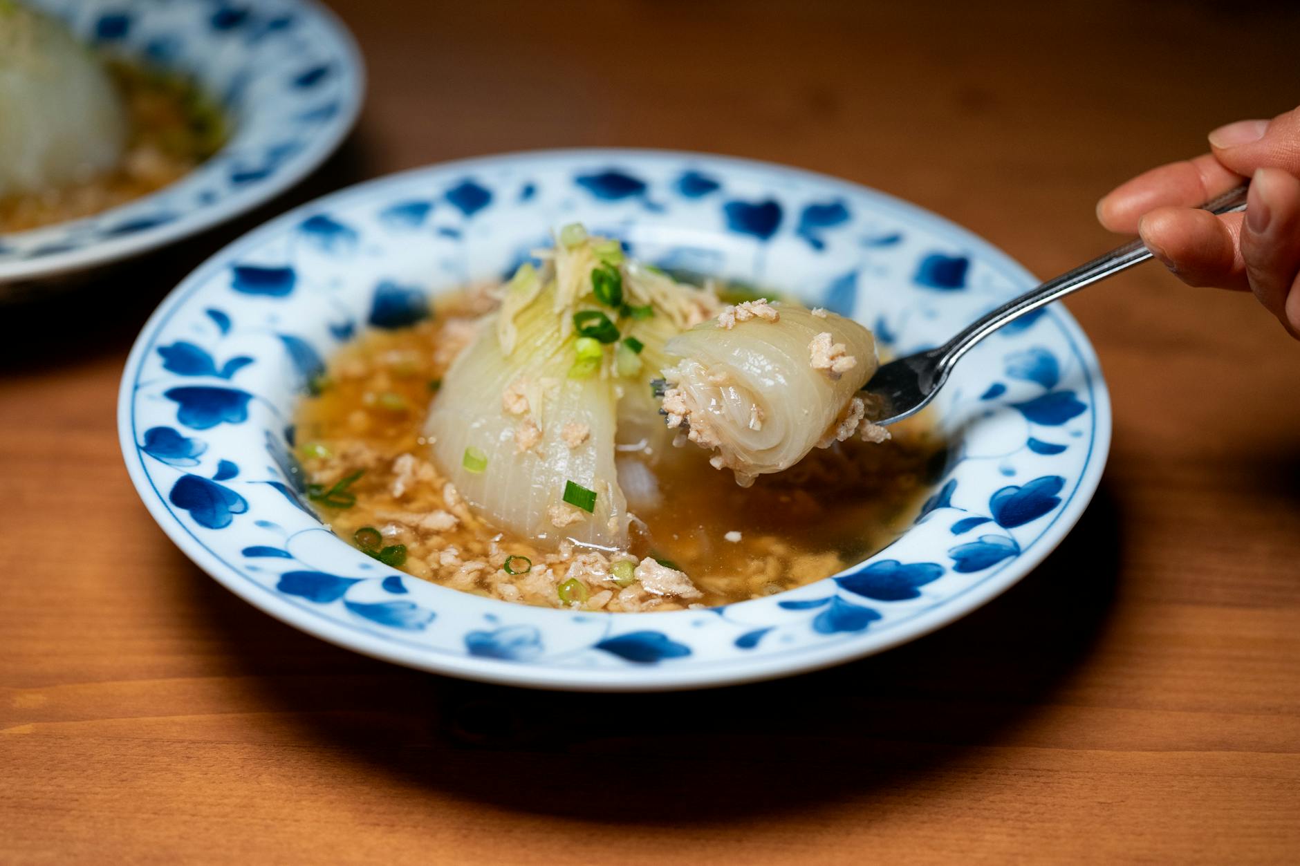 Kapusta pekińska w sosie czosnkowym z dymką w tradycyjnym naczyniu