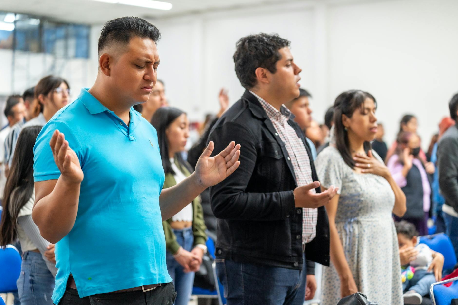 Wierni modlący się w ławkach kościoła w Mexico City