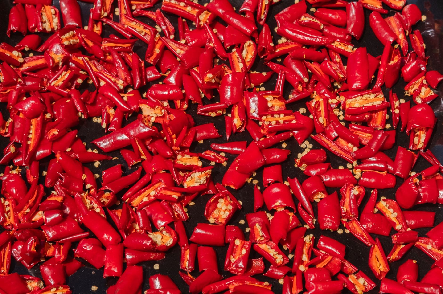 Pikantny olej chili: przepis na dodatek do pierożków i makaronów