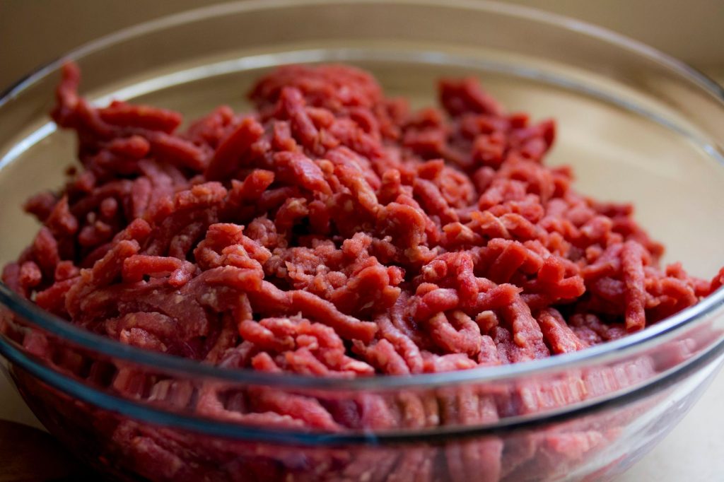 Surowe mięso mielone w szklanej misce do mapo tofu