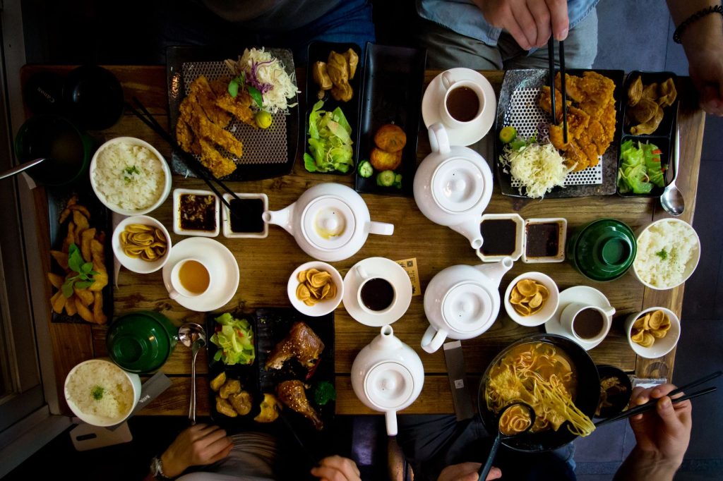 Dlaczego chińskie restauracje podają ciepłą wodę do posiłku? Zdrowotne uzasadnienie zwyczaju