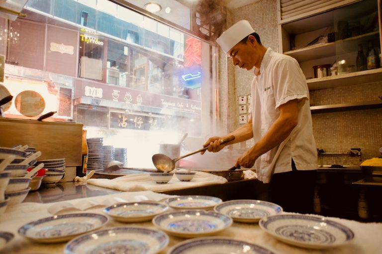 Dlaczego chińskie restauracje podają ciepłą wodę do posiłku? Zdrowotne uzasadnienie zwyczaju